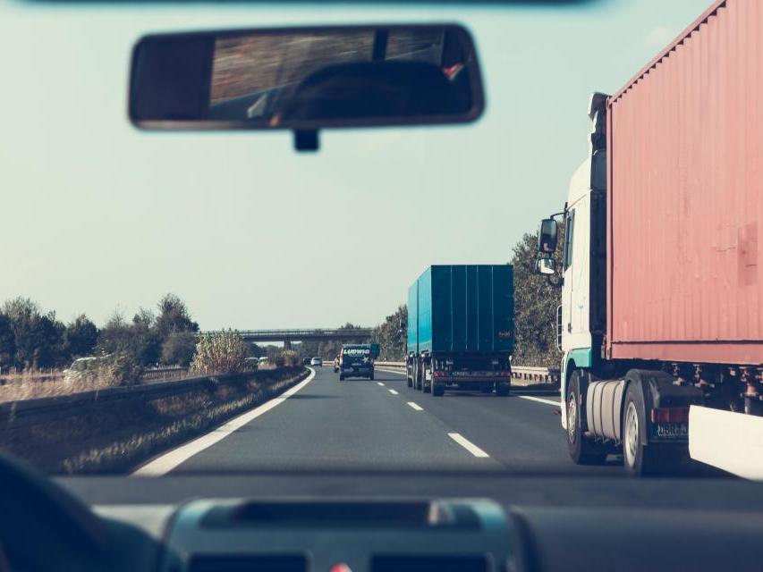 Camiones de reparto en la ruta