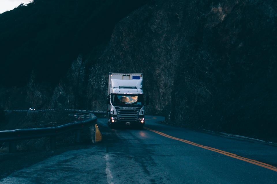 Cami&oacute;n en una ruta de noche