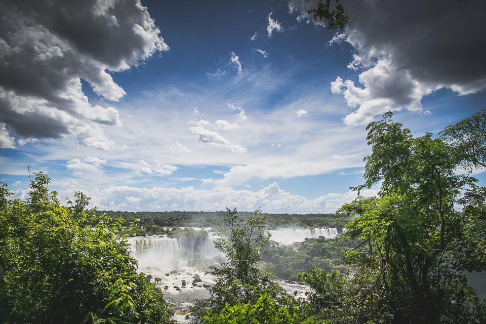 Cataratas del Iguaz&uacute; entre la selva